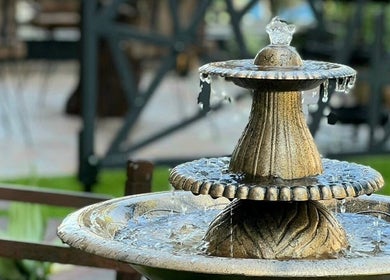 Σιντριβάνι στο MAKEOVER CREATIVE BEAUTY STUDIO, Αγία Παρασκευή, GR, προσδίδοντας γαλήνη στον χώρο.