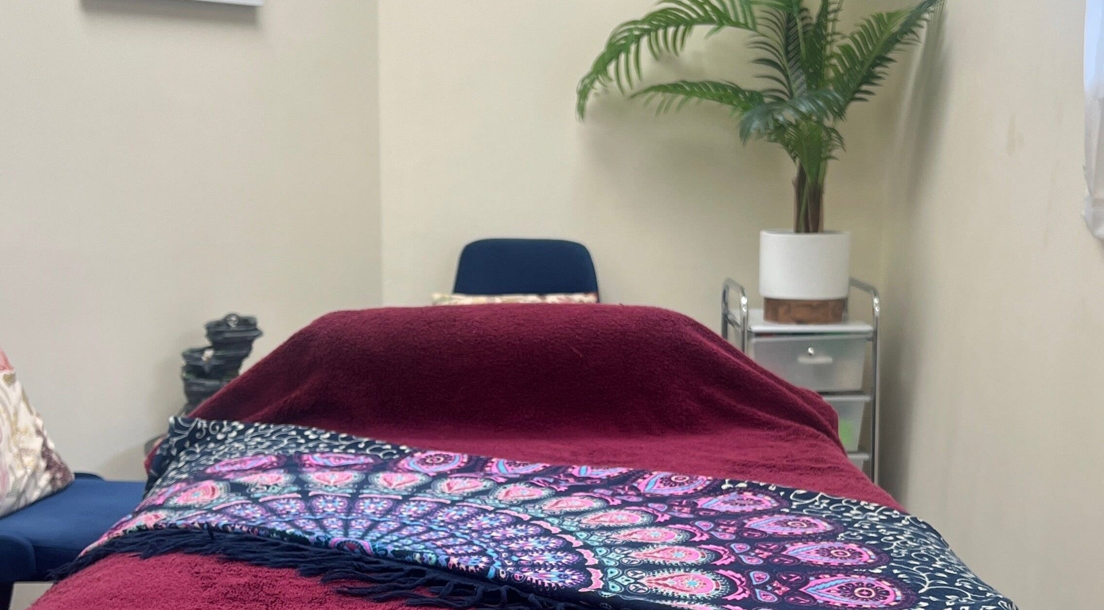 Relaxing therapy room at Te Whare O Kawakawa Spa, Fairfield, Hamilton, NZ with lush decor.