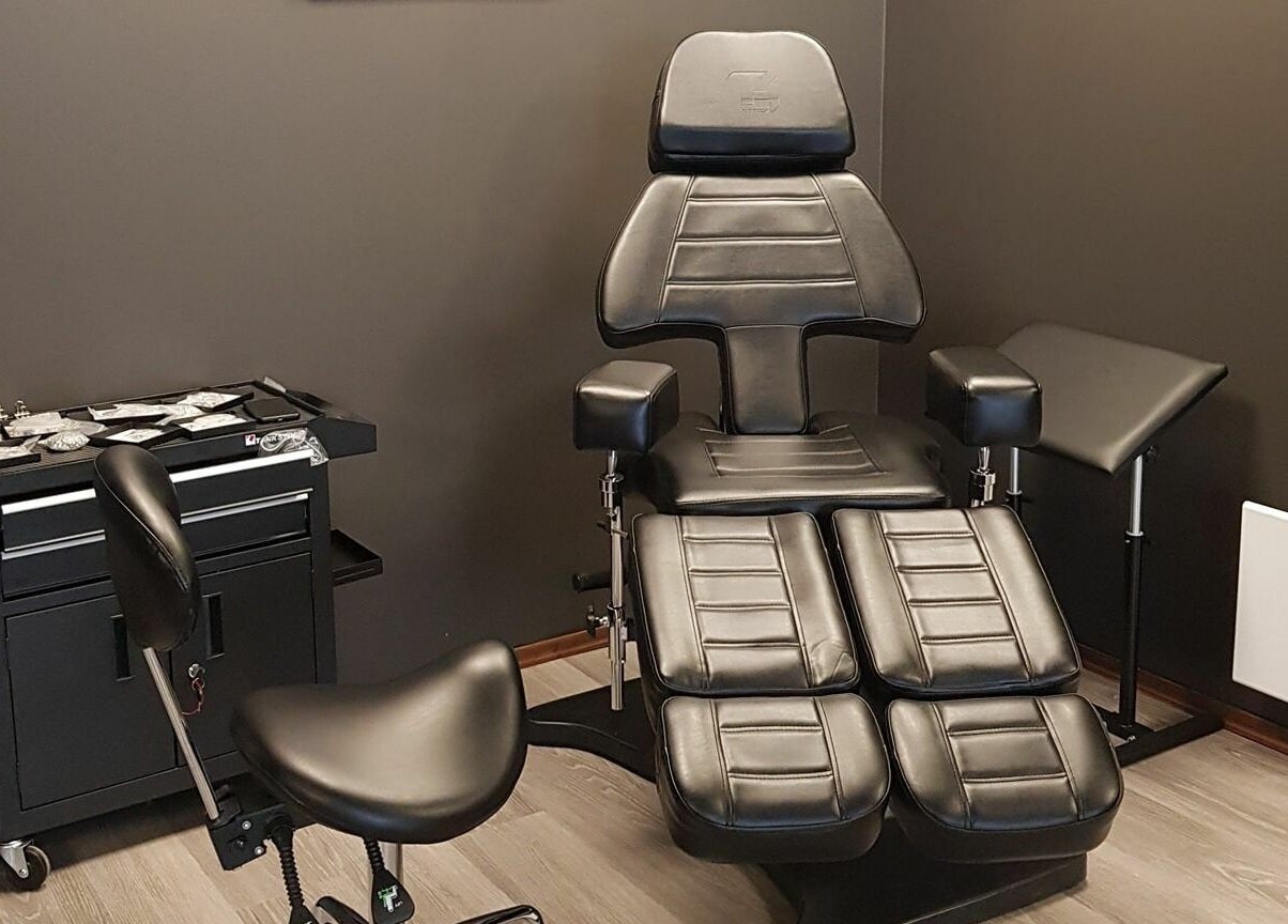 Luxurious treatment chair at Kristiansand spa, Agder, NO, offering comfort and sophistication.