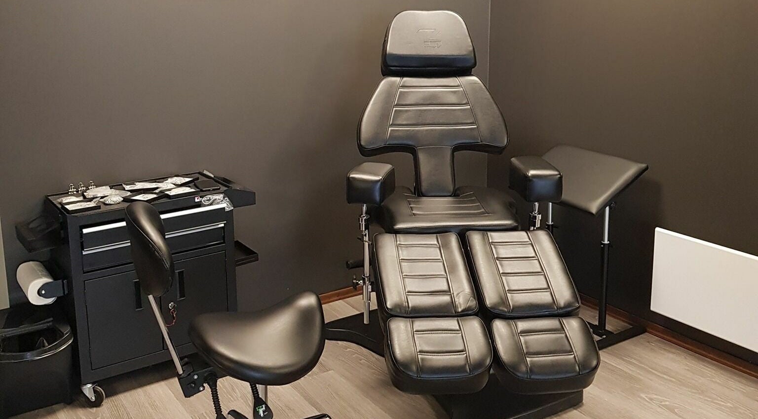 Luxurious treatment chair at Kristiansand spa, Agder, NO, offering comfort and sophistication.