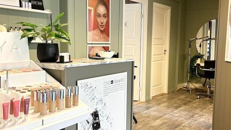 Moderne interiør hos C me Beauty, Brevik, Telemark, NO, med skjønnhetsprodukter og speil.