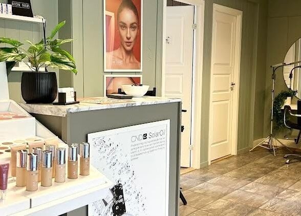 Moderne interiør hos C me Beauty, Brevik, Telemark, NO, med skjønnhetsprodukter og speil.