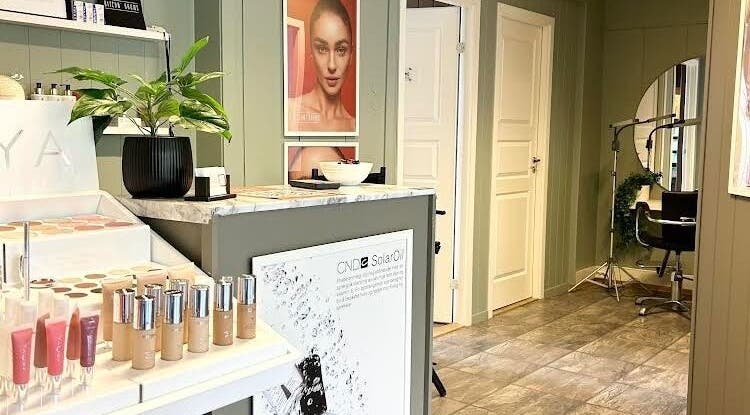 Moderne interiør hos C me Beauty, Brevik, Telemark, NO, med skjønnhetsprodukter og speil.