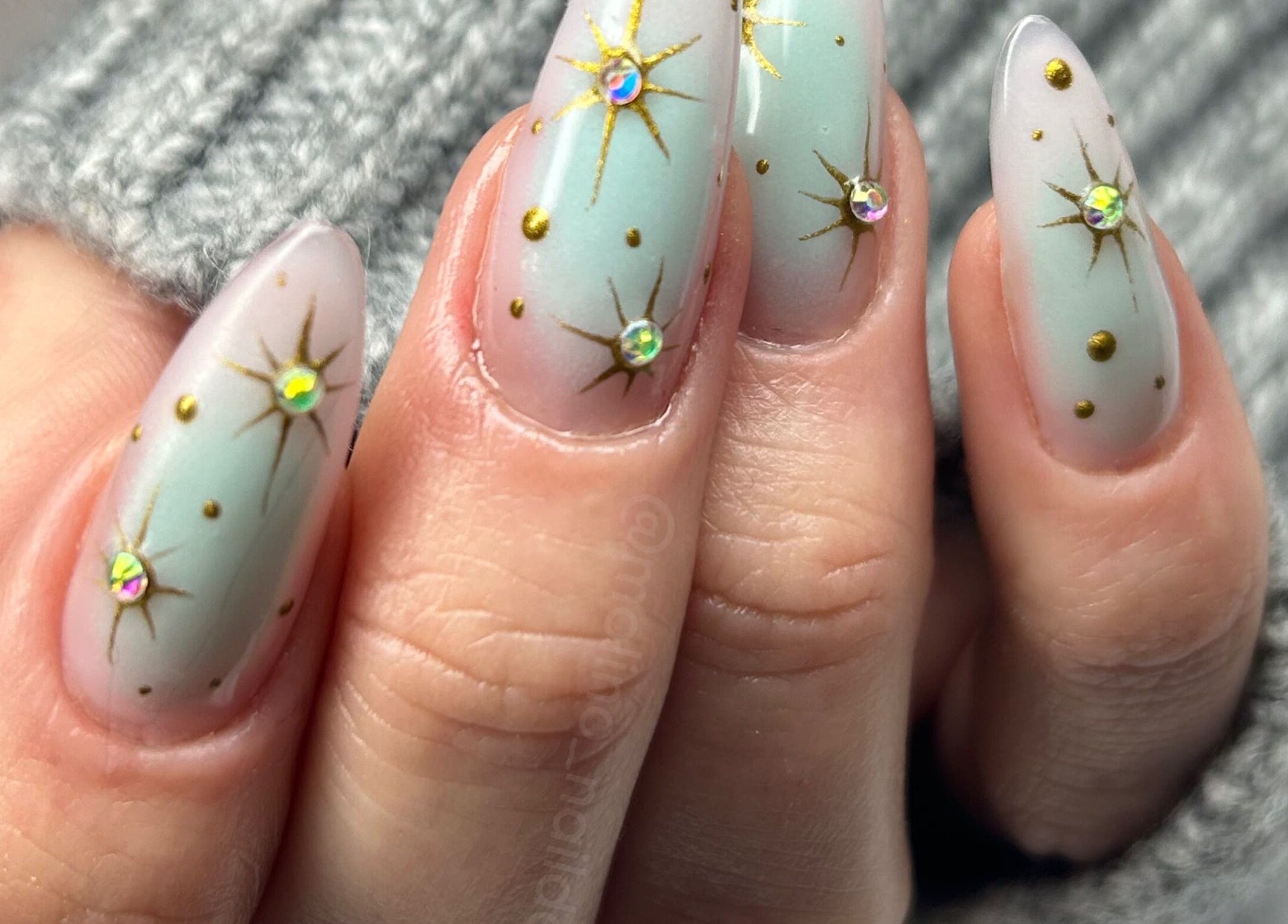 Unike, stjernedekorerte negler fra C me Beauty i Brevik, Telemark, NO, med glitrende detaljer.