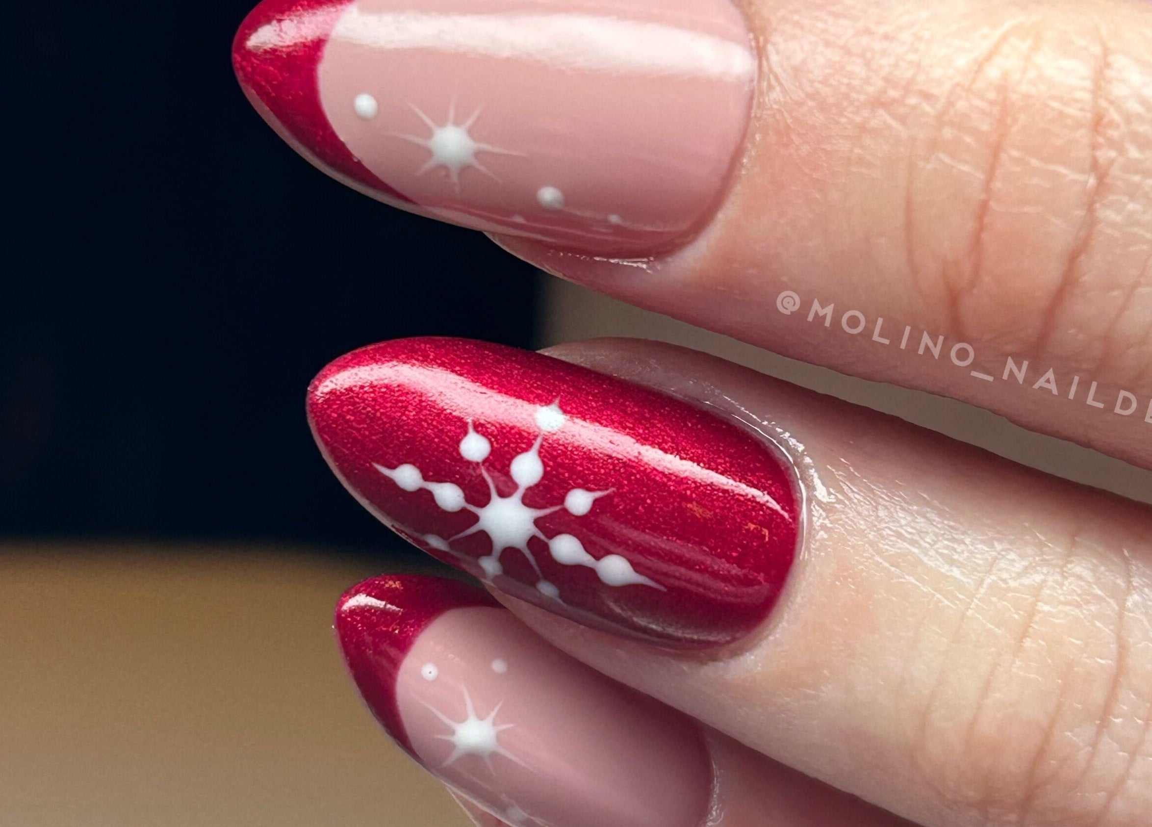 Røde negler med snøfnugg design fra C me Beauty, Brevik, Telemark, NO.