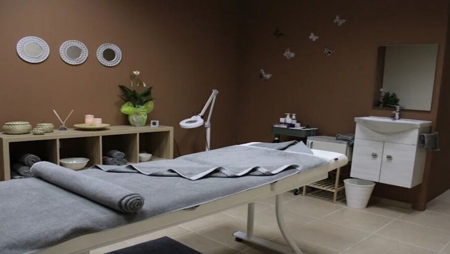 Στρώμα θεραπείας στο Beauty Bar, Νέα Μουδανιά, GR. Χαλαρωτικό περιβάλλον με κεριά και διακόσμηση.