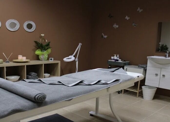 Στρώμα θεραπείας στο Beauty Bar, Νέα Μουδανιά, GR. Χαλαρωτικό περιβάλλον με κεριά και διακόσμηση.