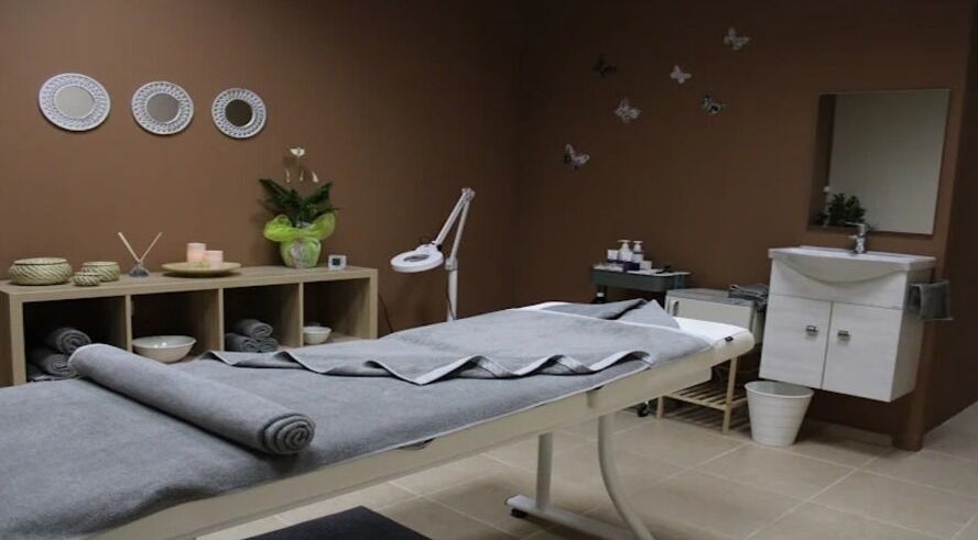 Στρώμα θεραπείας στο Beauty Bar, Νέα Μουδανιά, GR. Χαλαρωτικό περιβάλλον με κεριά και διακόσμηση.