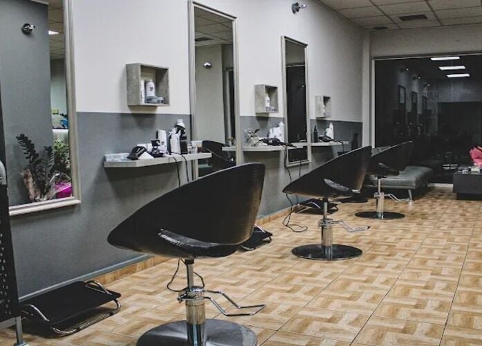 Σύγχρονο σαλόνι στο Beauty Bar, Νέα Μουδανιά, GR με κομψές θέσεις κομμωτηρίου και μοντέρνα διακόσμηση.