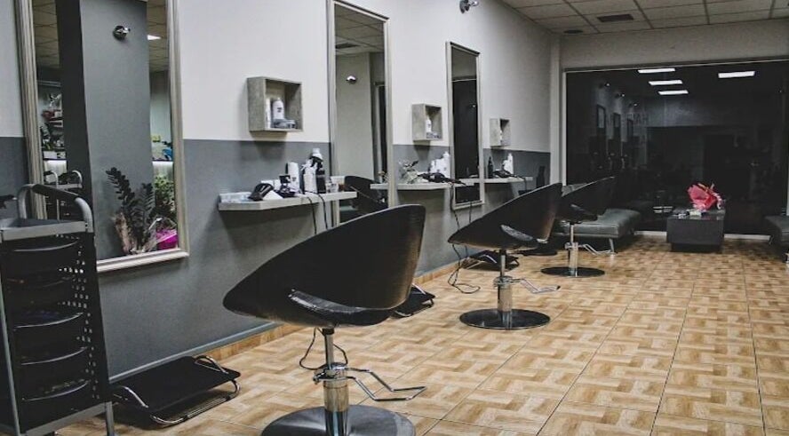 Σύγχρονο σαλόνι στο Beauty Bar, Νέα Μουδανιά, GR με κομψές θέσεις κομμωτηρίου και μοντέρνα διακόσμηση.