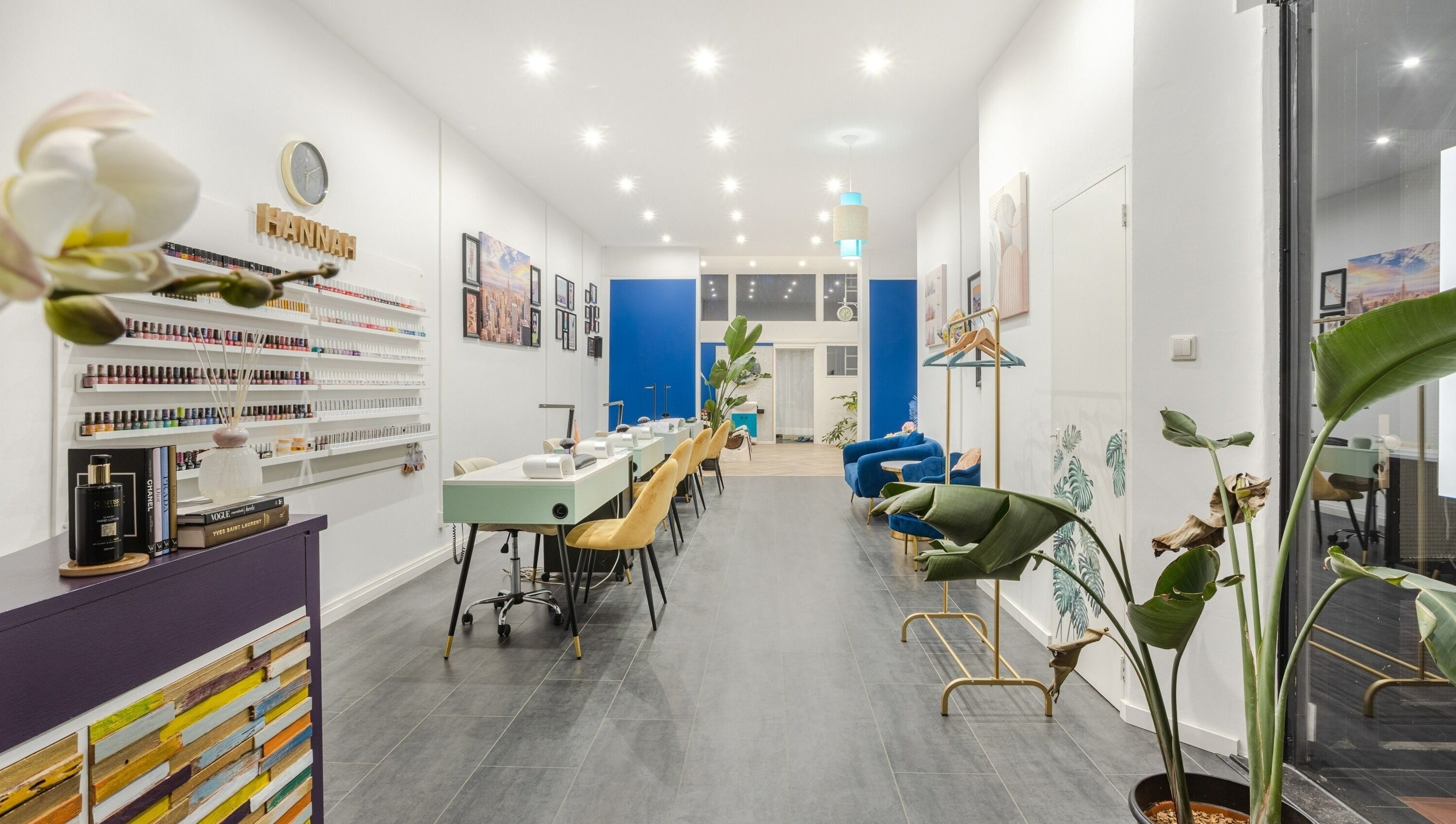 Interieur van Hannah Nails in Arnhem, Nederland, Gelderland, NL met moderne inrichting en elegante nageltafels.