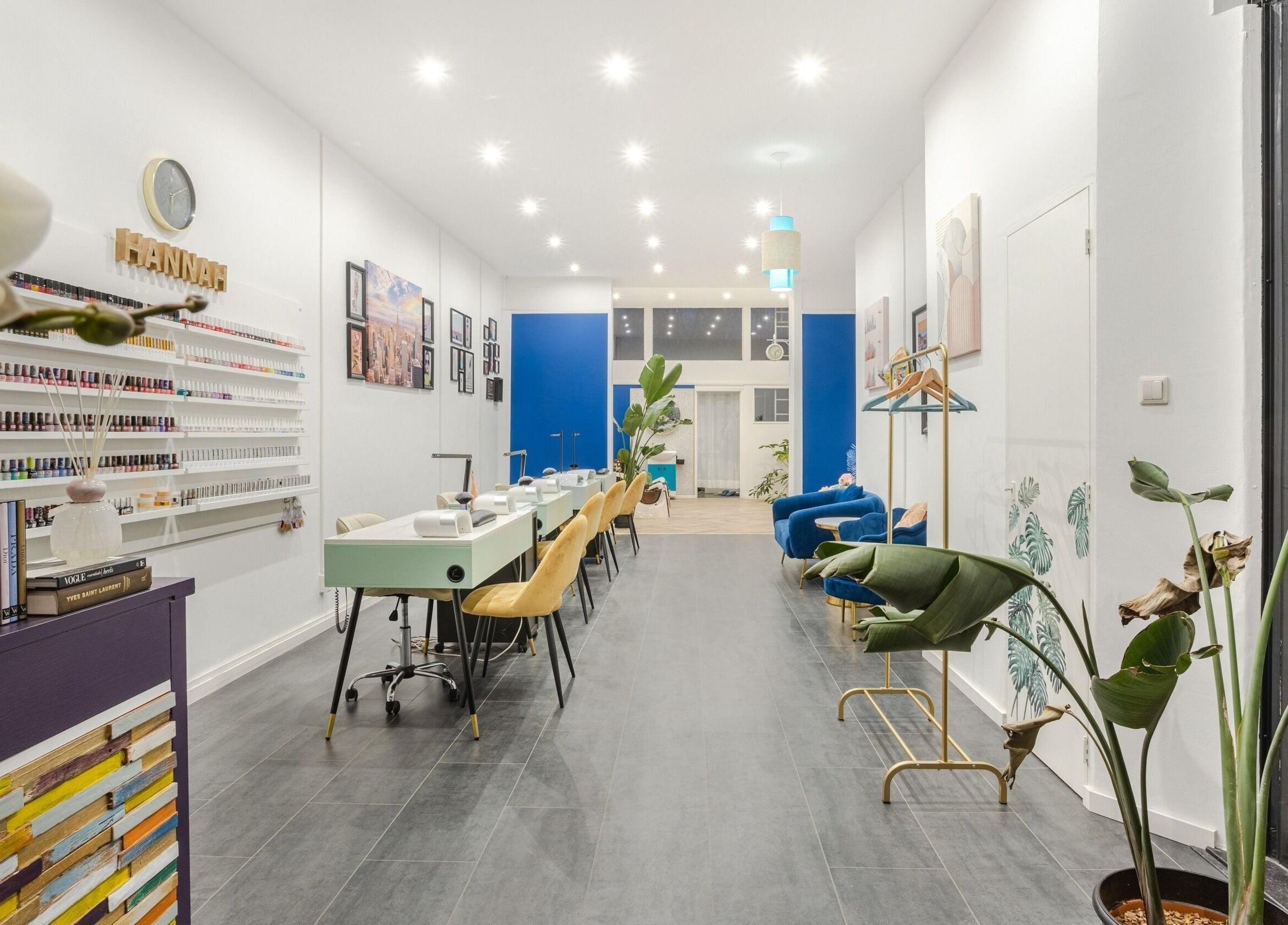 Interieur van Hannah Nails in Arnhem, Nederland, Gelderland, NL met moderne inrichting en elegante nageltafels.