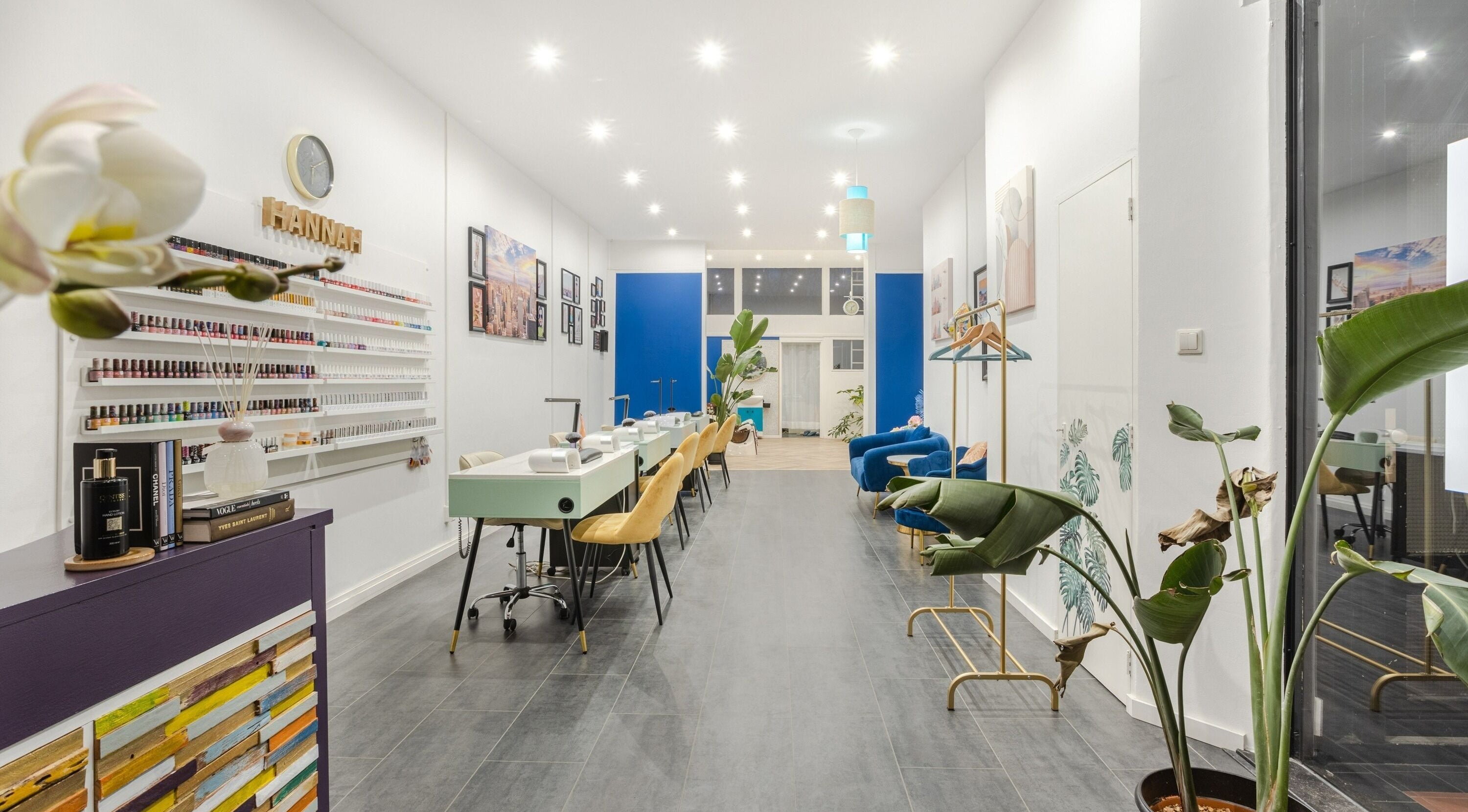 Interieur van Hannah Nails in Arnhem, Nederland, Gelderland, NL met moderne inrichting en elegante nageltafels.