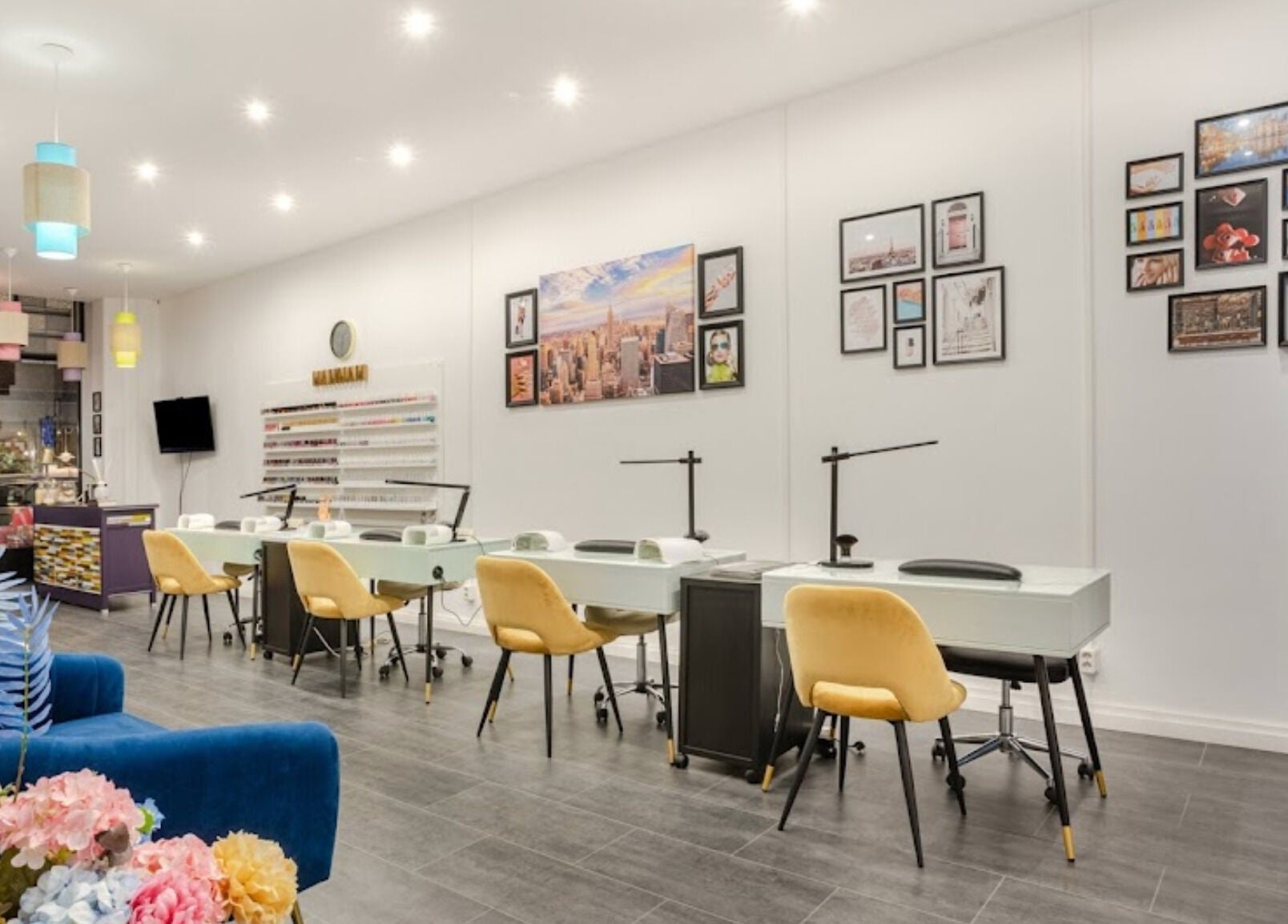 Interieur van Hannah Nails in Arnhem, Gelderland, NL met stijlvolle stoelen en bureaus.