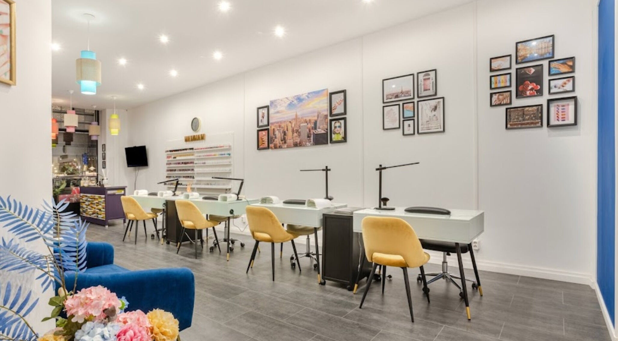 Interieur van Hannah Nails in Arnhem, Gelderland, NL met stijlvolle stoelen en bureaus.