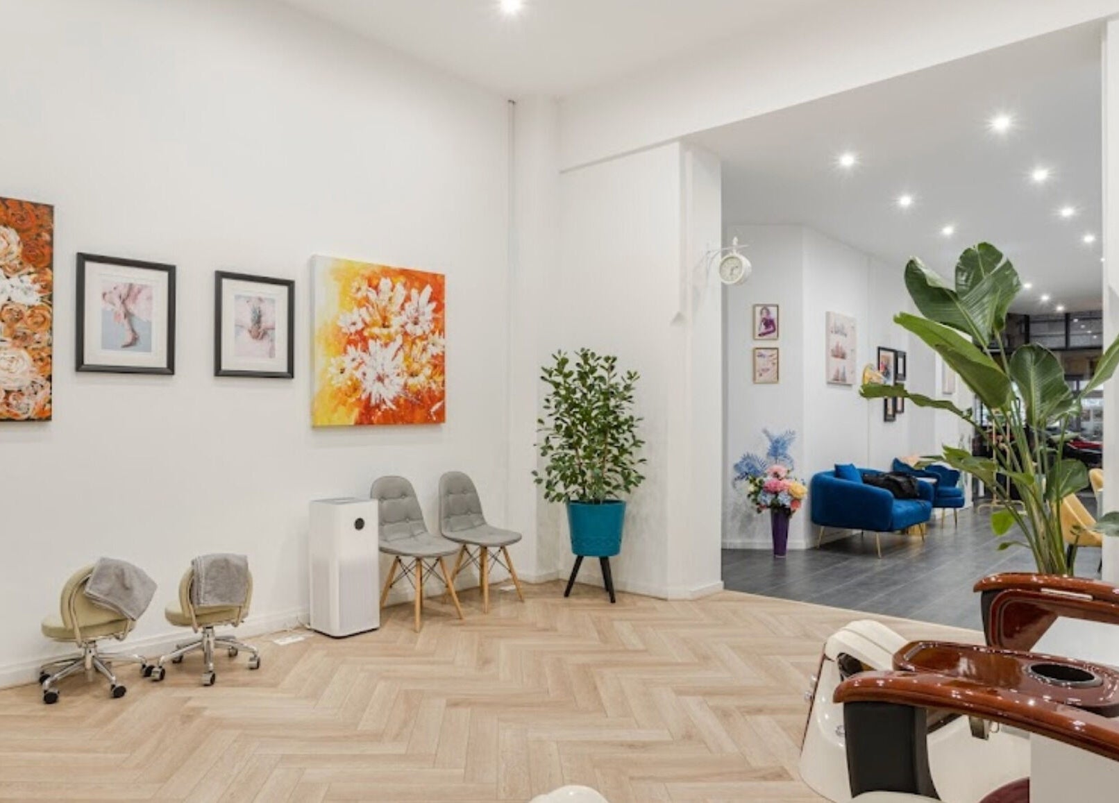 Interieur van Hannah Nails in Arnhem, Gelderland, NL, met kunstwerken en planten voor een serene sfeer.