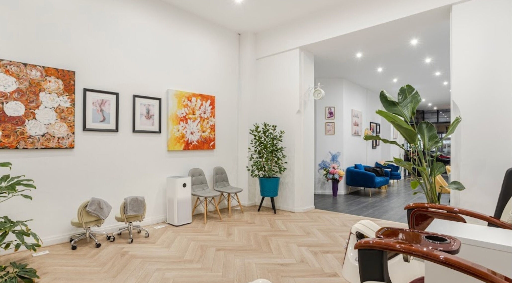 Interieur van Hannah Nails in Arnhem, Gelderland, NL, met kunstwerken en planten voor een serene sfeer.