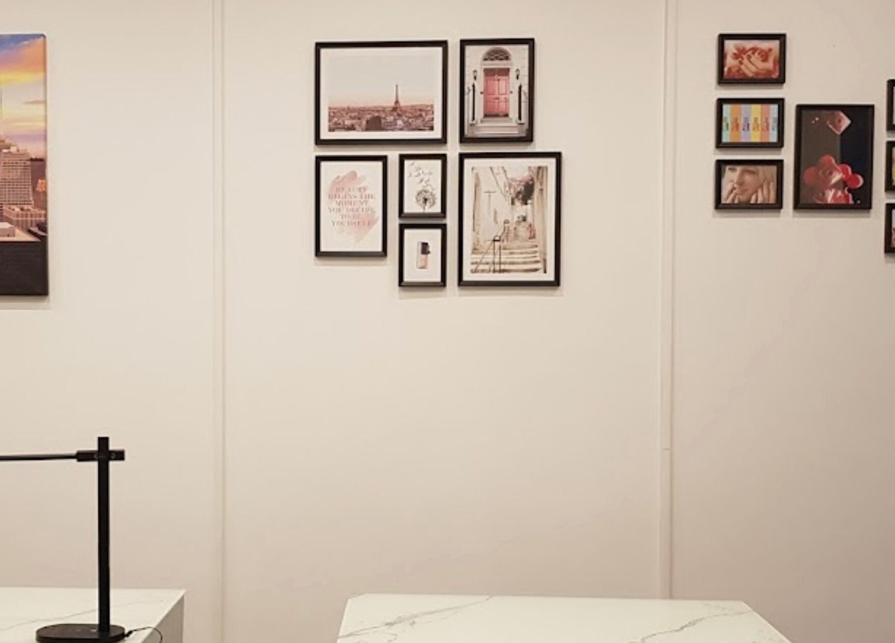 Wanddecoraties bij Hannah Nails, Arnhem, Gelderland, NL, met stijlvolle moderne kunstfoto's.