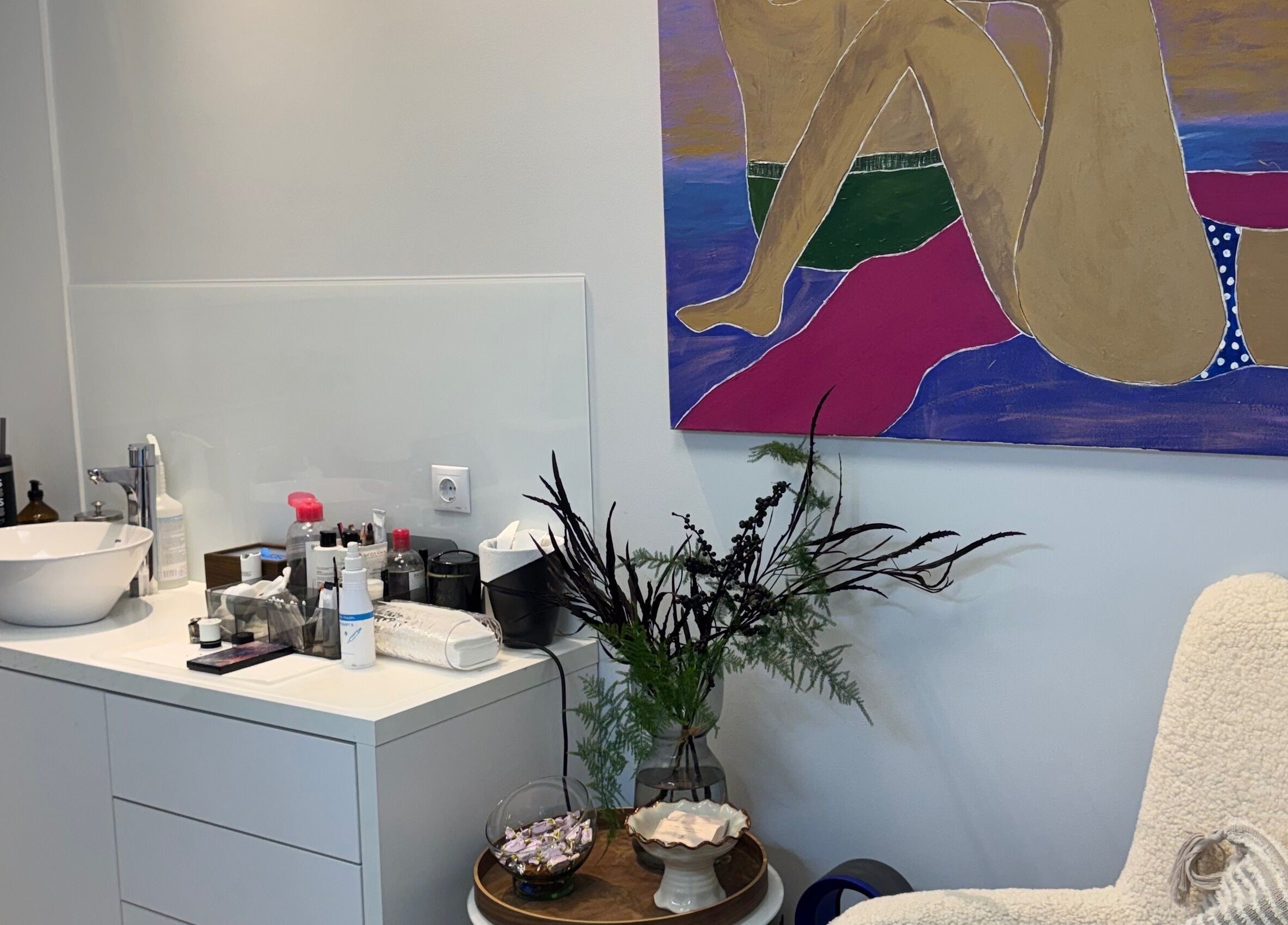 Hd Brows Elinga salono interjeras su meno kūriniu Vilnius, Vilniaus Apskritis, LT