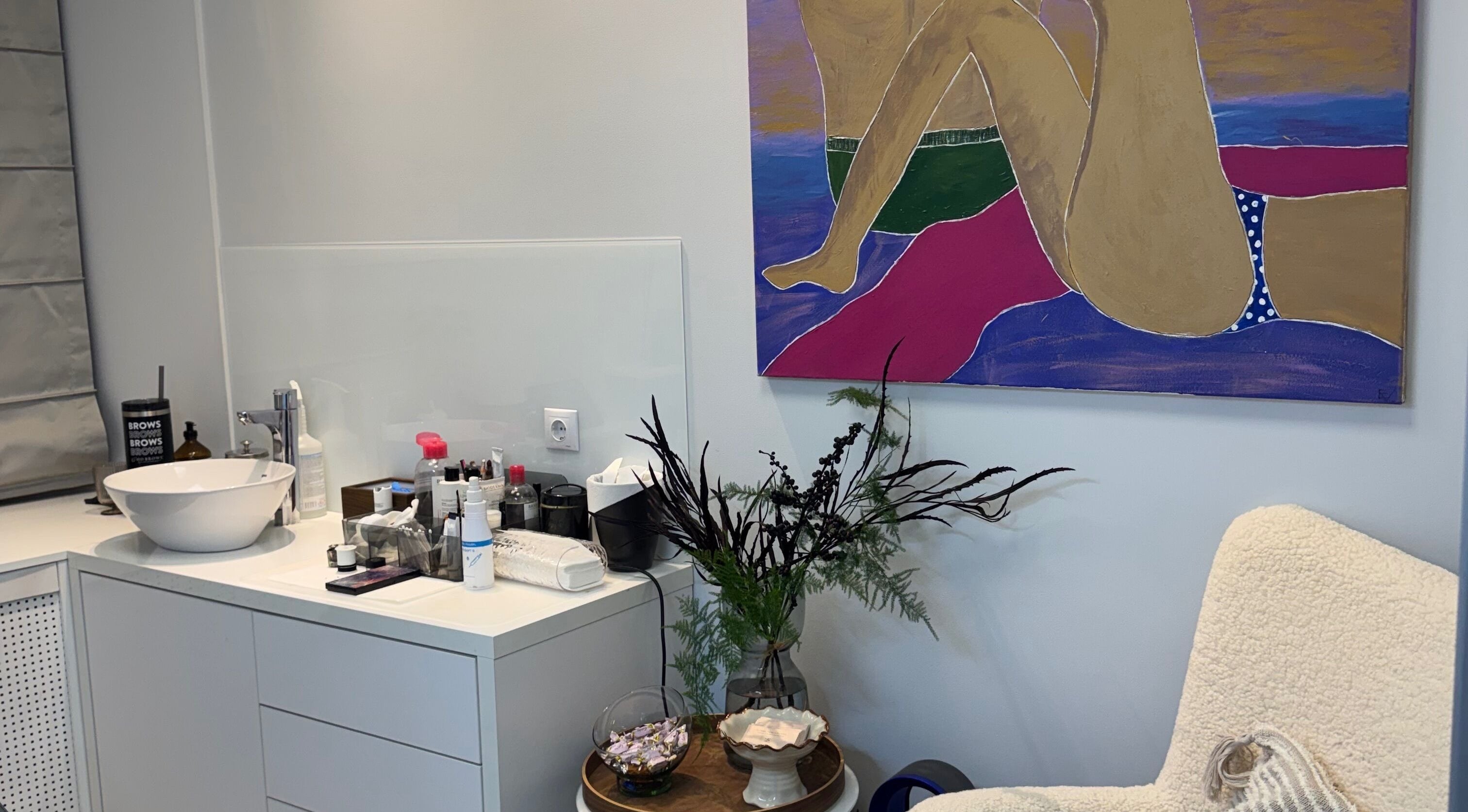 Hd Brows Elinga salono interjeras su meno kūriniu Vilnius, Vilniaus Apskritis, LT