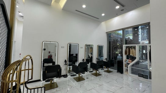 On The Go Beauty Center