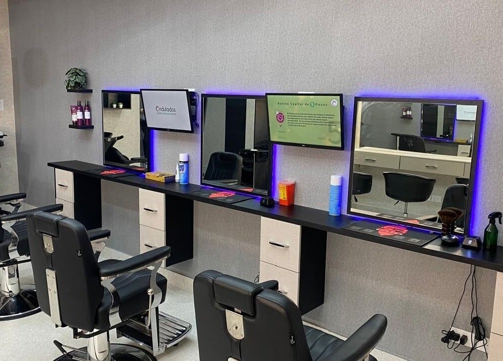 Salón elegante en Ondulados Panamá - Centennial, Panama City, Panamá Province, PA con sillas modernas.