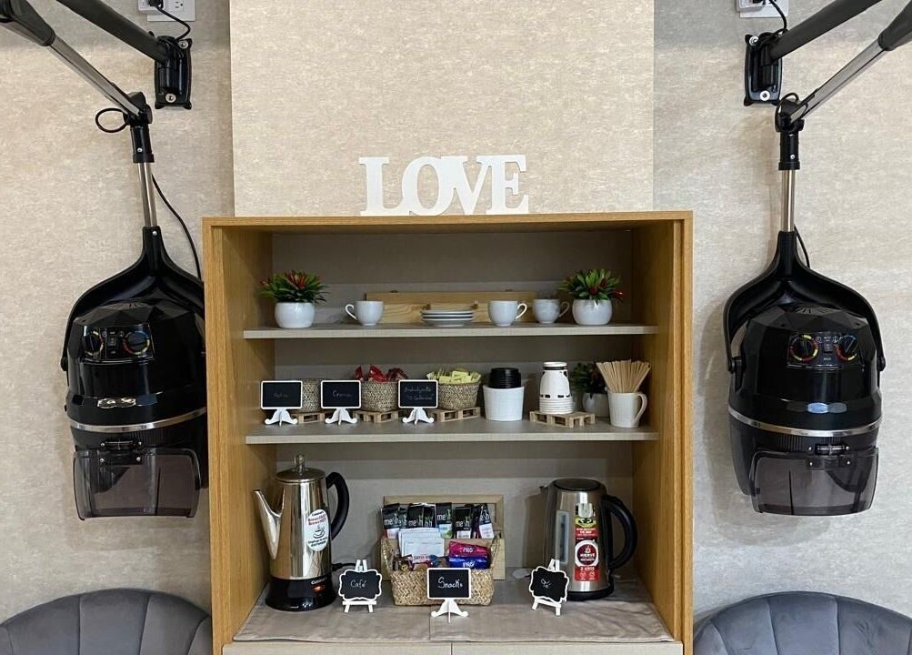 Cafetera y estantes acogedores en Ondulados Panamá - Centennial, Panama City, Panamá Province, PA.