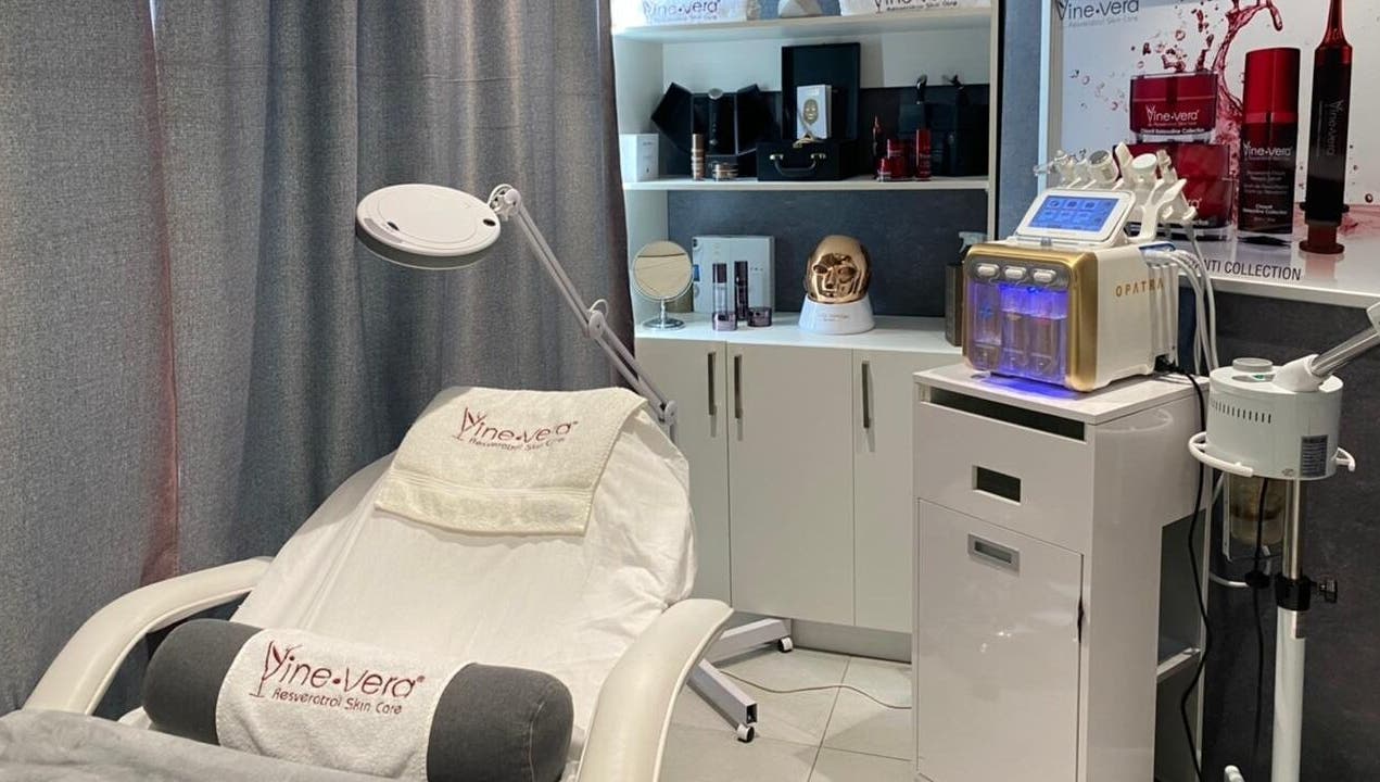 Sala de tratamiento en Vine Verá Spa, Guayaquil, Guayas, EC, equipada con tecnología avanzada.