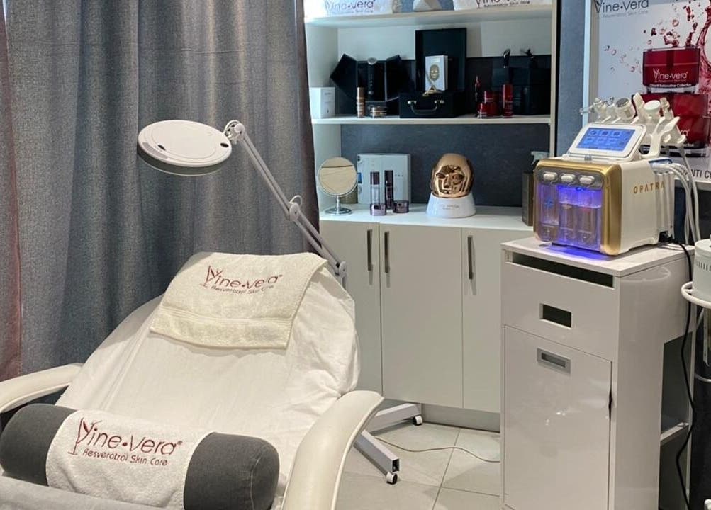 Sala de tratamiento en Vine Verá Spa, Guayaquil, Guayas, EC, equipada con tecnología avanzada.