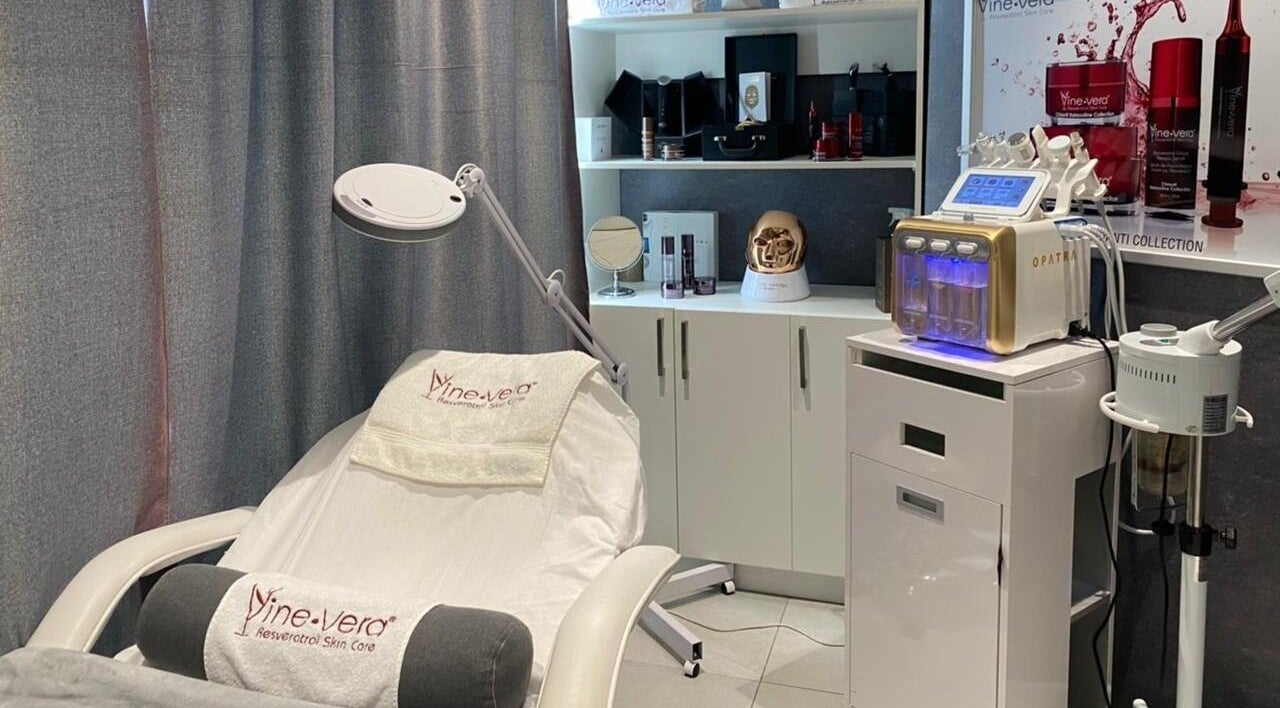 Sala de tratamiento en Vine Verá Spa, Guayaquil, Guayas, EC, equipada con tecnología avanzada.