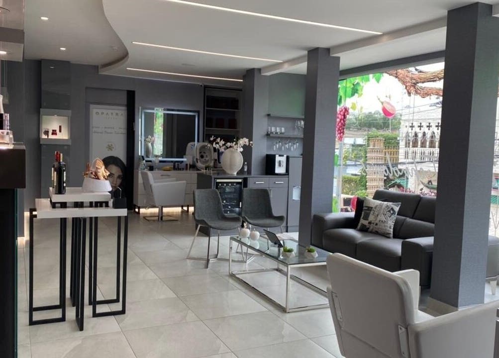 Interior moderno de Vine Verá Spa en Guayaquil, Guayas, EC con decoración elegante y sofás cómodos.