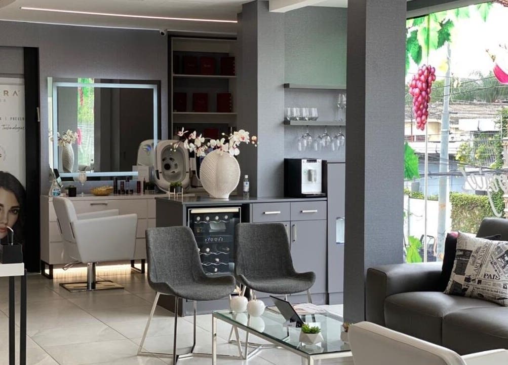 Sala moderna de espera en Vine Verá Spa, Guayaquil, Guayas, EC, con sillas elegantes y decoración floral.