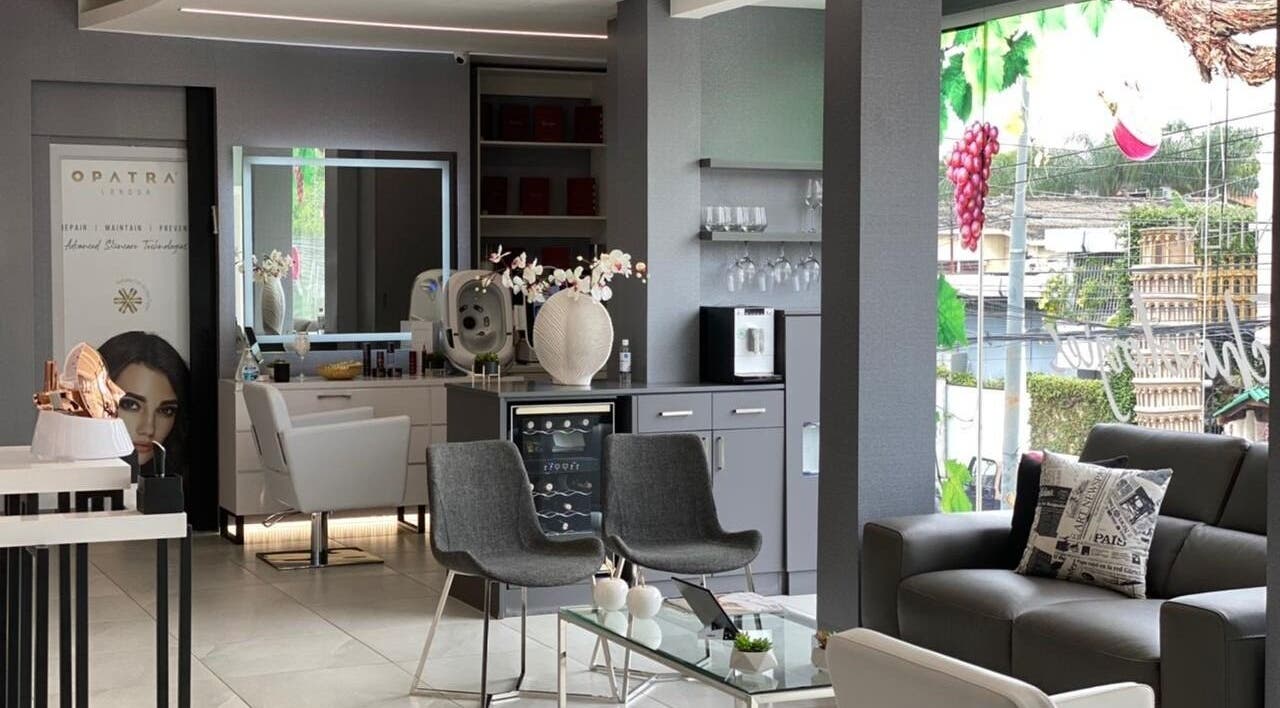 Sala moderna de espera en Vine Verá Spa, Guayaquil, Guayas, EC, con sillas elegantes y decoración floral.