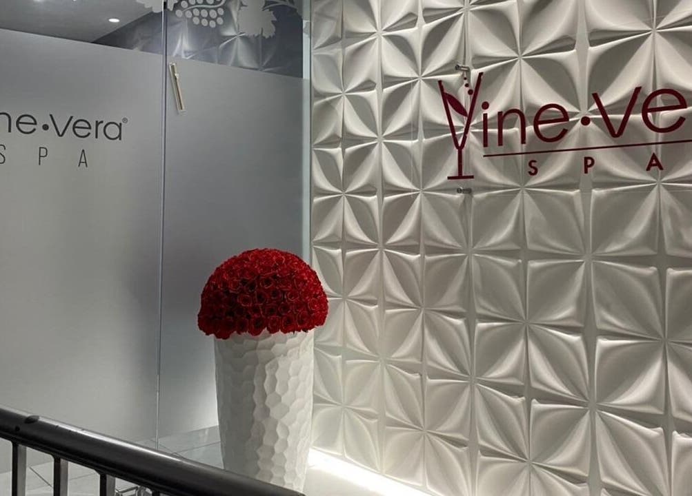 Entrada moderna de Vine Verá Spa en Guayaquil, Guayas, EC con elegante decoración floral.