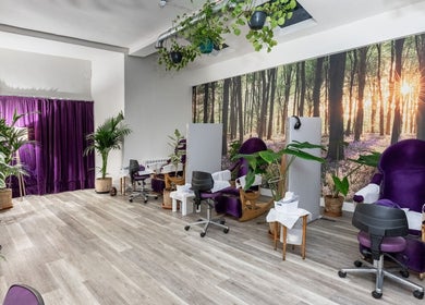 Relaxing treatment room at Reflexions Bayswater, London, England, GB with purple chairs and green plants.