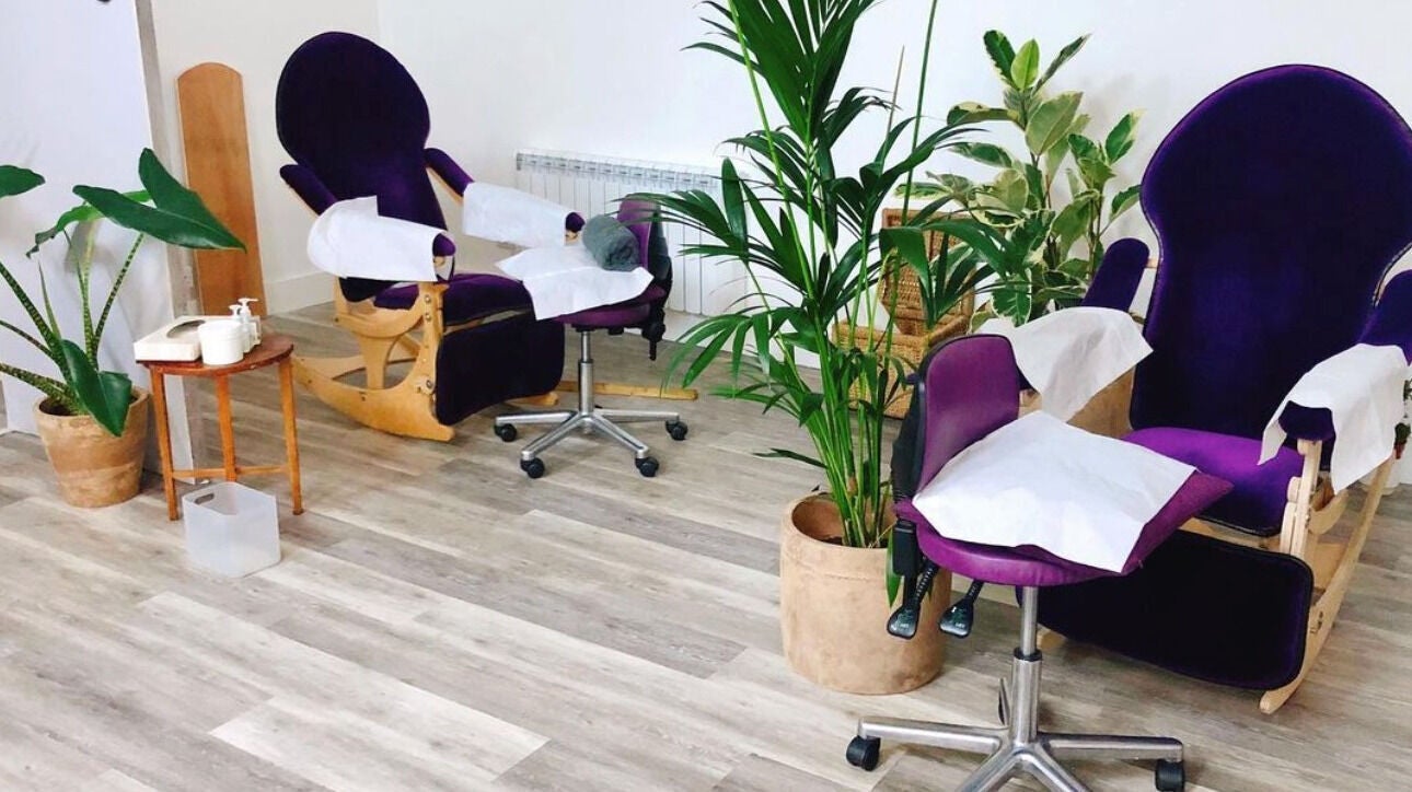 Relaxing treatment chairs at Reflexions Clapham, London, England, GB, surrounded by lush plants.