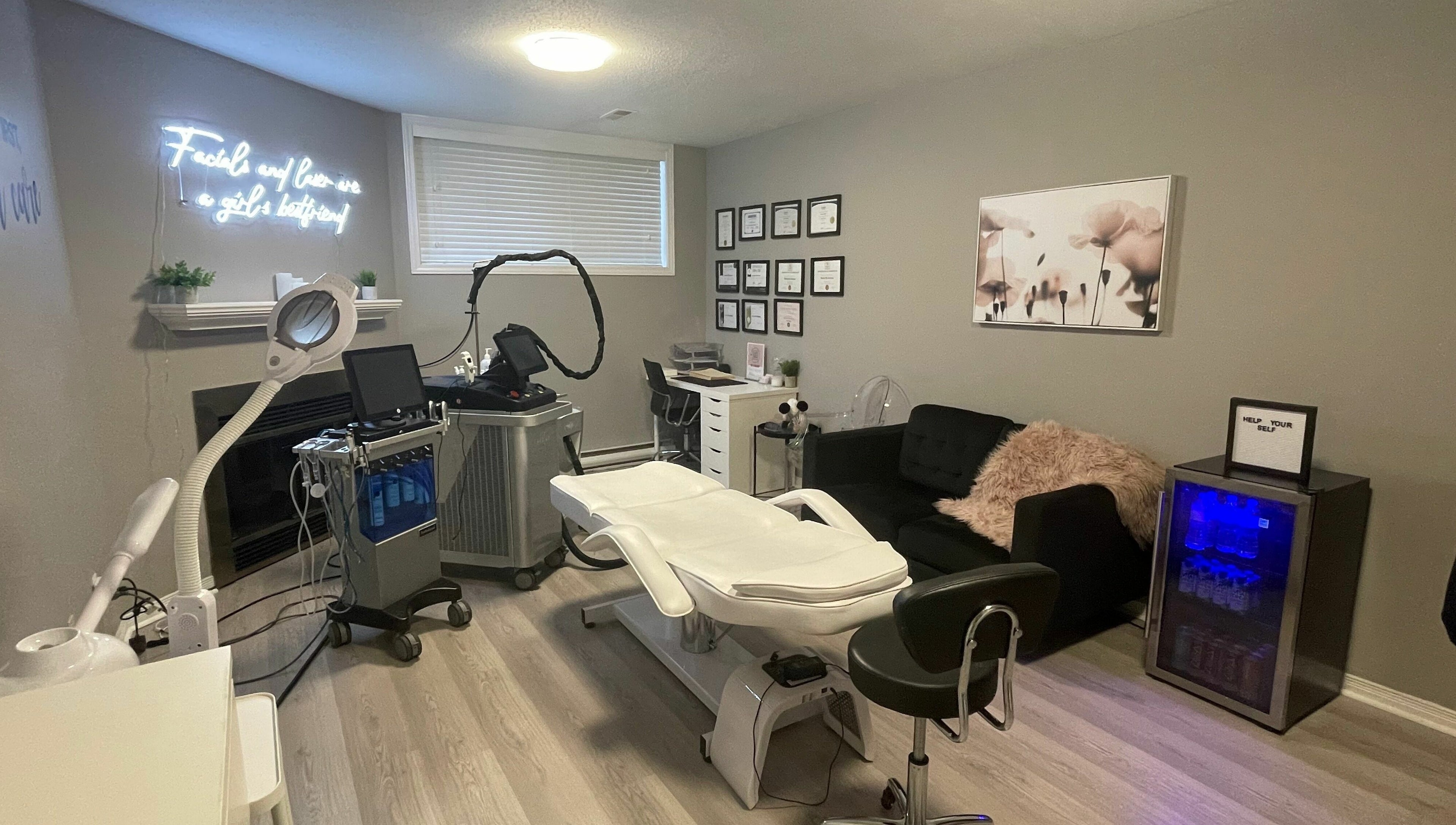 Relaxing spa room at Mahaabeautyy in ORLEANS, Ontario, CA, featuring a treatment chair and modern equipment.