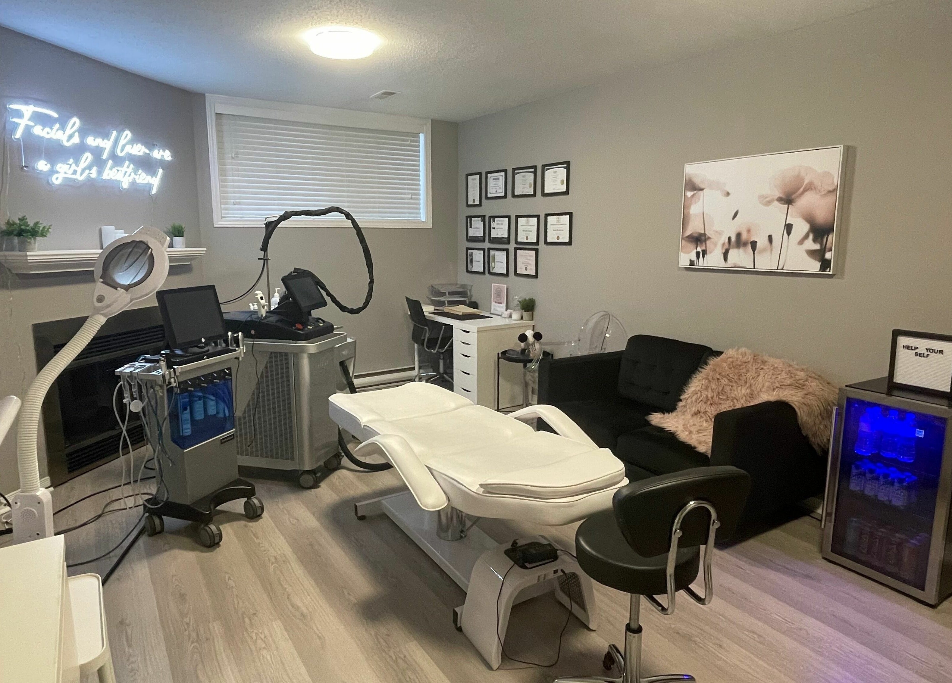 Relaxing spa room at Mahaabeautyy in ORLEANS, Ontario, CA, featuring a treatment chair and modern equipment.