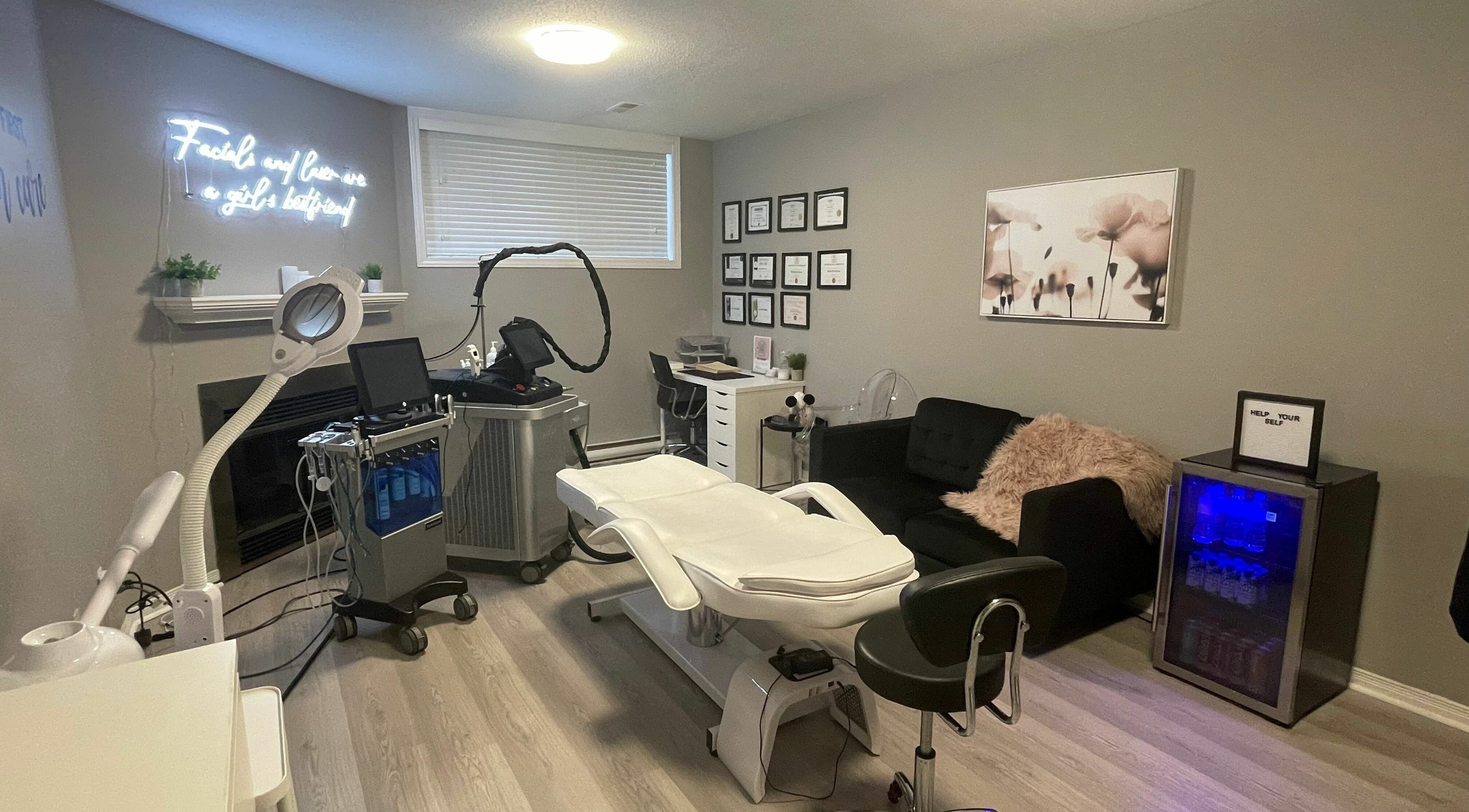 Relaxing spa room at Mahaabeautyy in ORLEANS, Ontario, CA, featuring a treatment chair and modern equipment.
