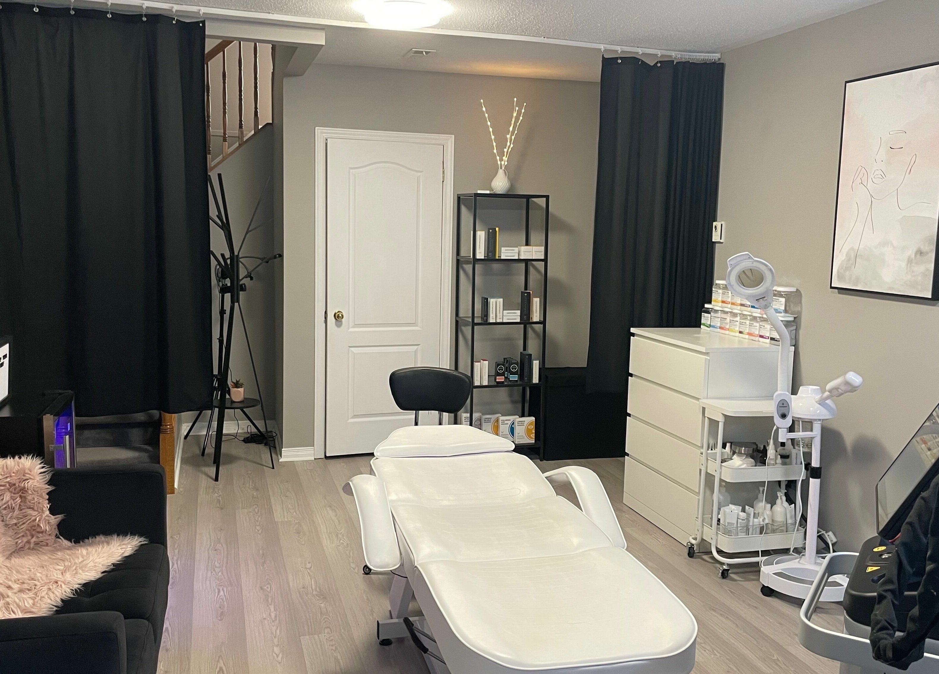 Modern treatment room at Mahaabeautyy, ORLEANS, Ontario, CA with sleek bed and wellness equipment.
