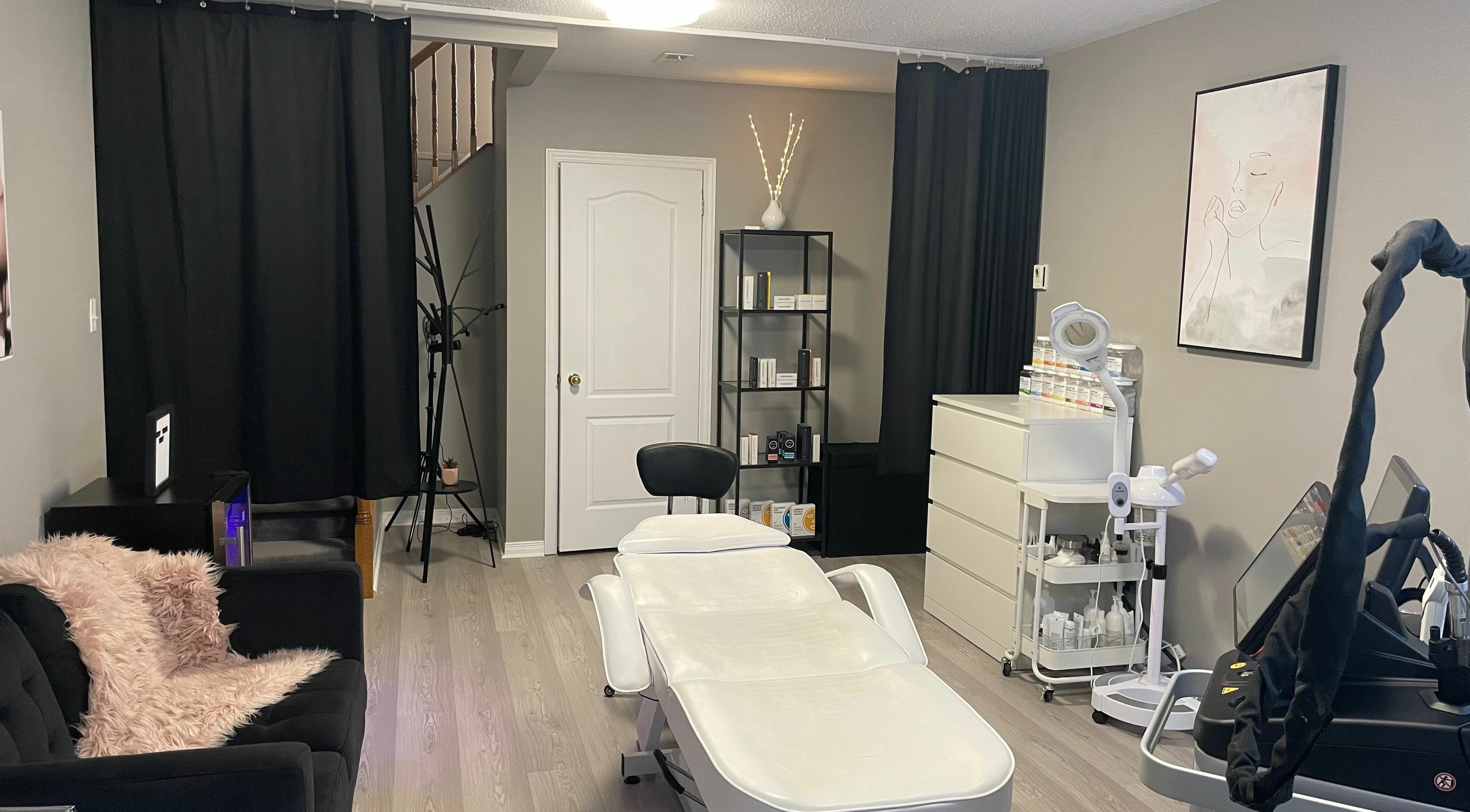 Modern treatment room at Mahaabeautyy, ORLEANS, Ontario, CA with sleek bed and wellness equipment.