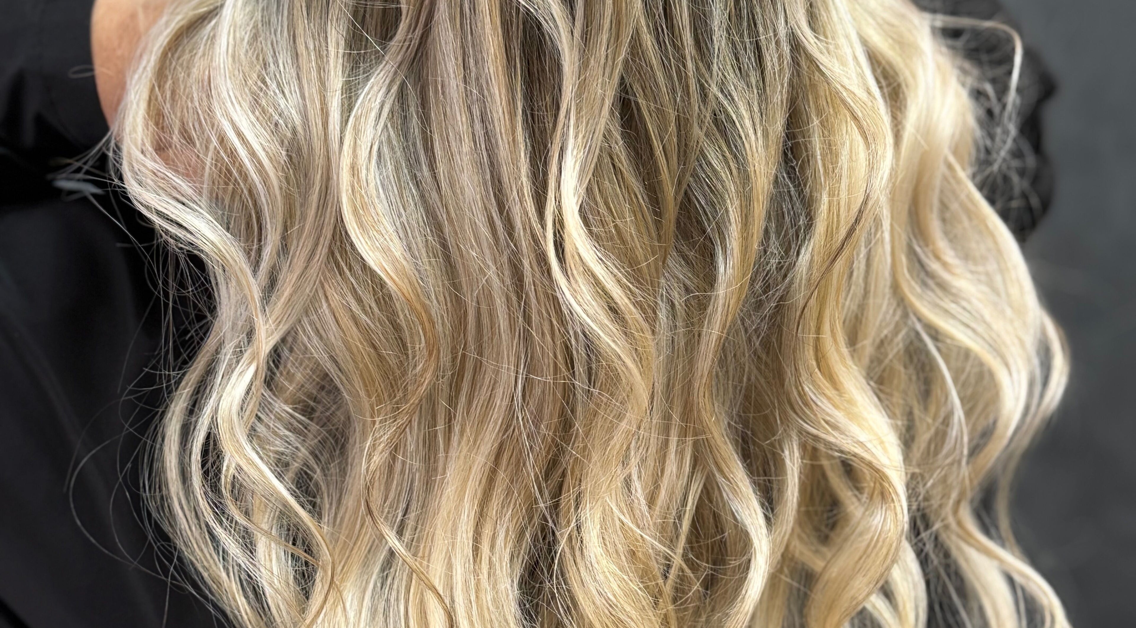 Cabello rubio con ondas suaves en Peluquería Denise y Team, Castelldefels, Catalunya, ES.
