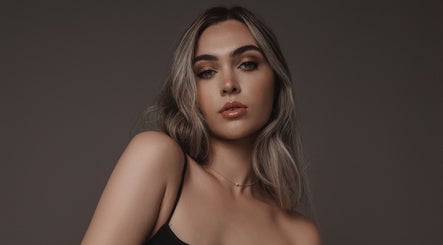 Nicole Karolina Makeup