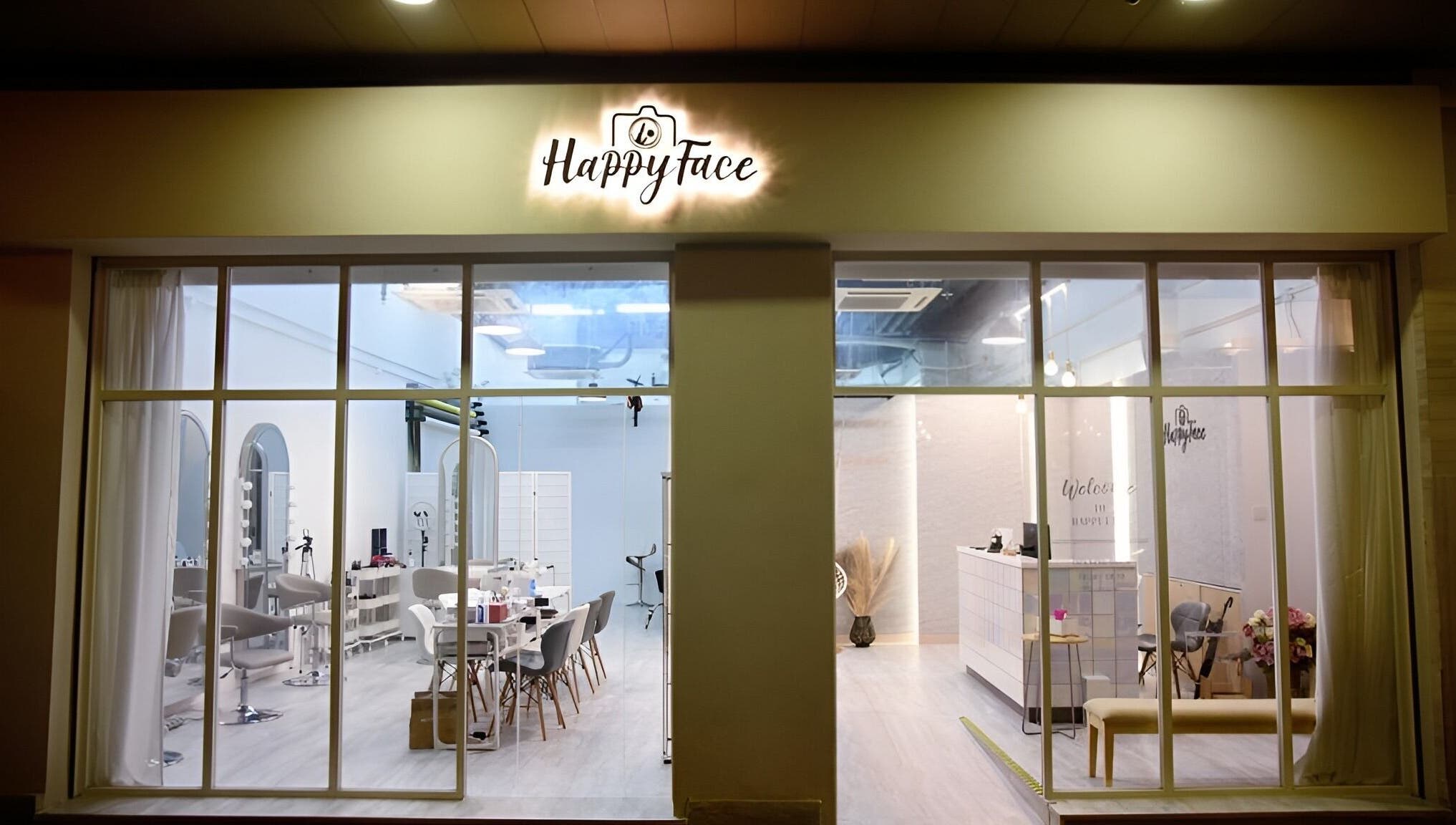 Exterior of Happy Face Photo Synthesis beauty venue in Kowloon, HK with elegant decor and modern lighting.