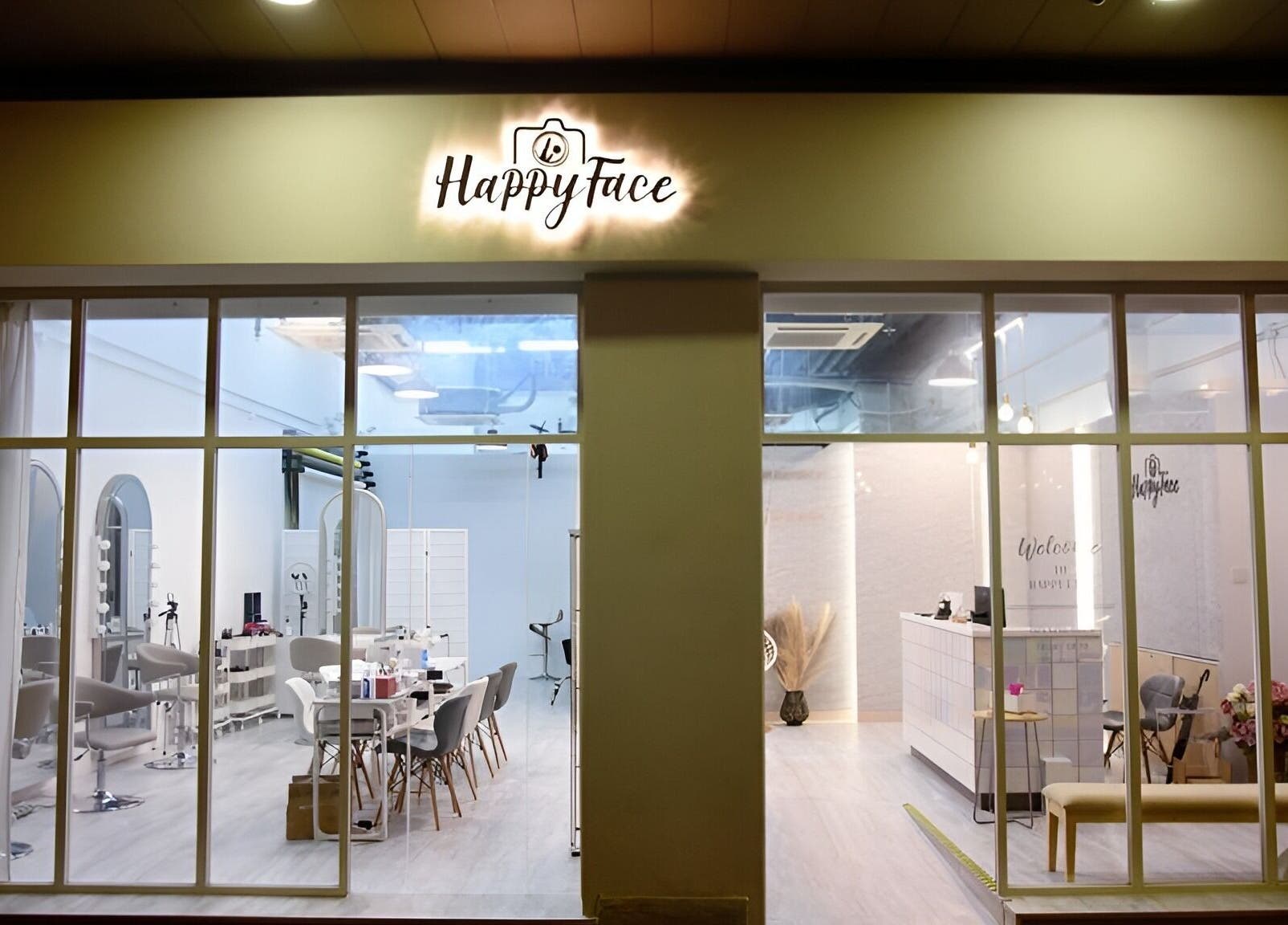 Exterior of Happy Face Photo Synthesis beauty venue in Kowloon, HK with elegant decor and modern lighting.