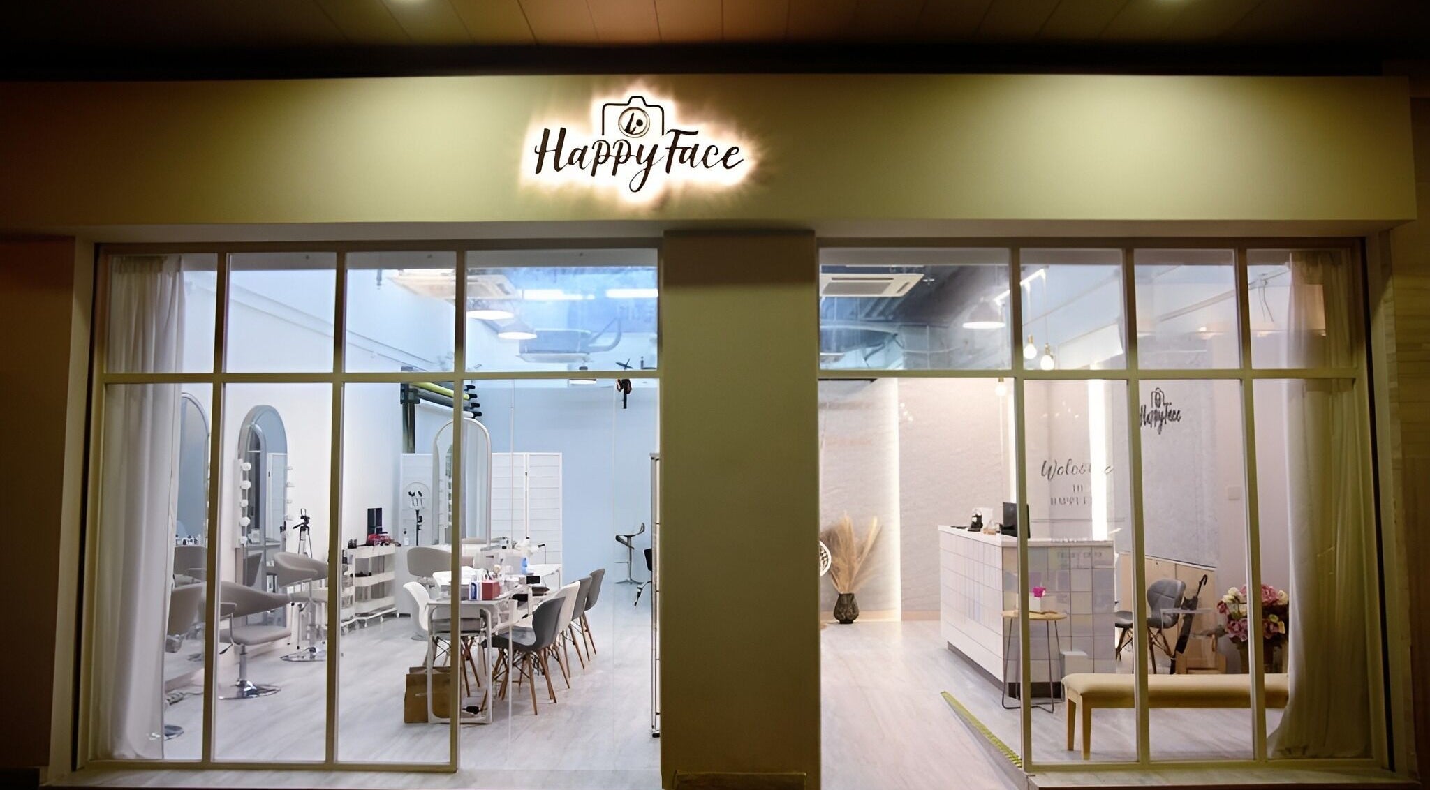 Exterior of Happy Face Photo Synthesis beauty venue in Kowloon, HK with elegant decor and modern lighting.