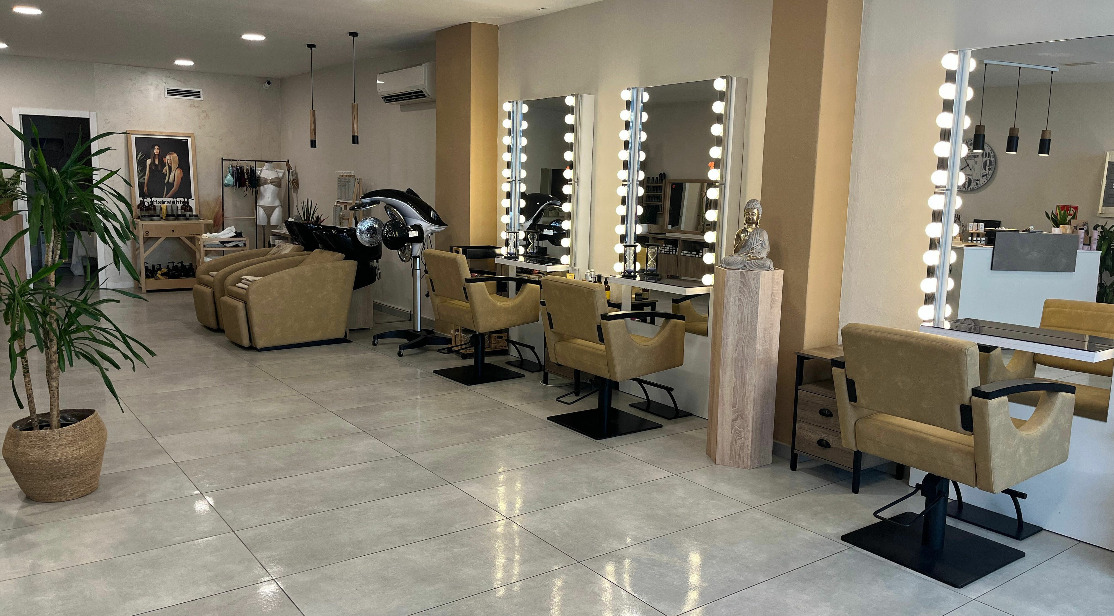 Interior del salón Beauty Pasion Ibiza en Santa Eulària des Riu, Illes Balears, ES, mostrando estaciones de belleza iluminadas.