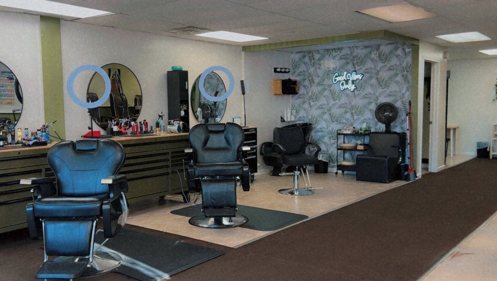 Interior moderno de ICHY NAILS SALON en Waukegan, Illinois, US con espejos y sillas elegantes.