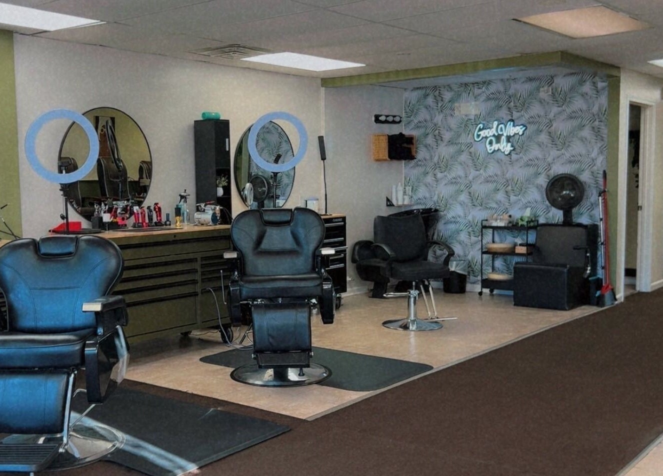 Interior moderno de ICHY NAILS SALON en Waukegan, Illinois, US con espejos y sillas elegantes.