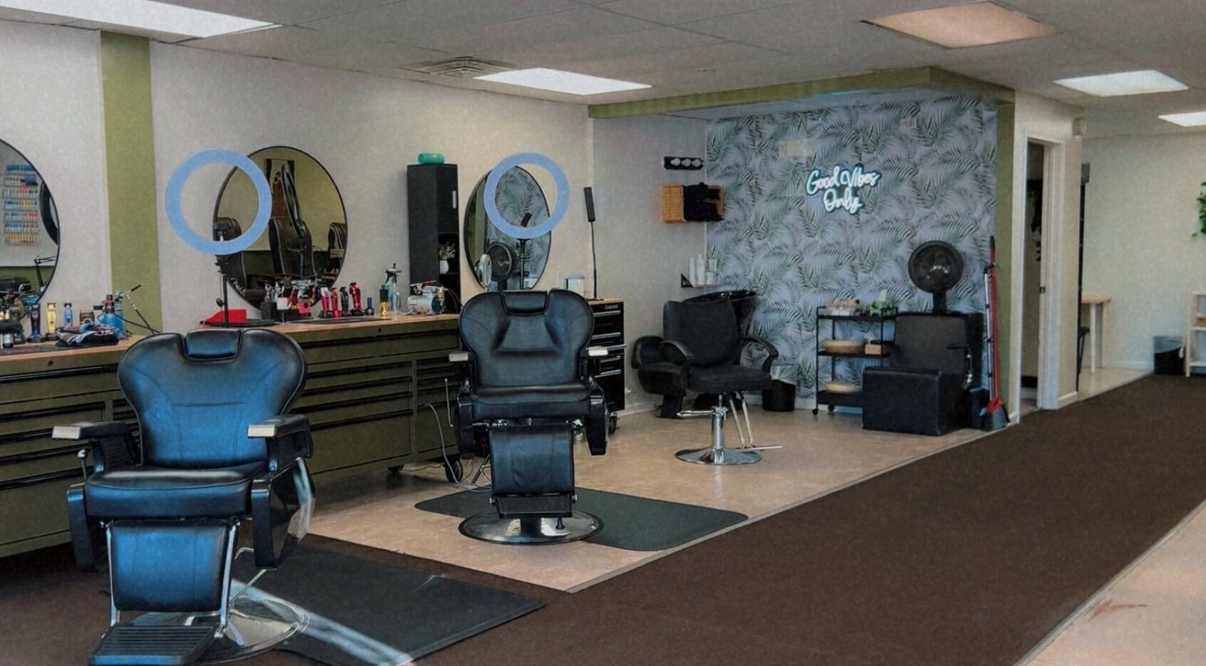 Interior moderno de ICHY NAILS SALON en Waukegan, Illinois, US con espejos y sillas elegantes.